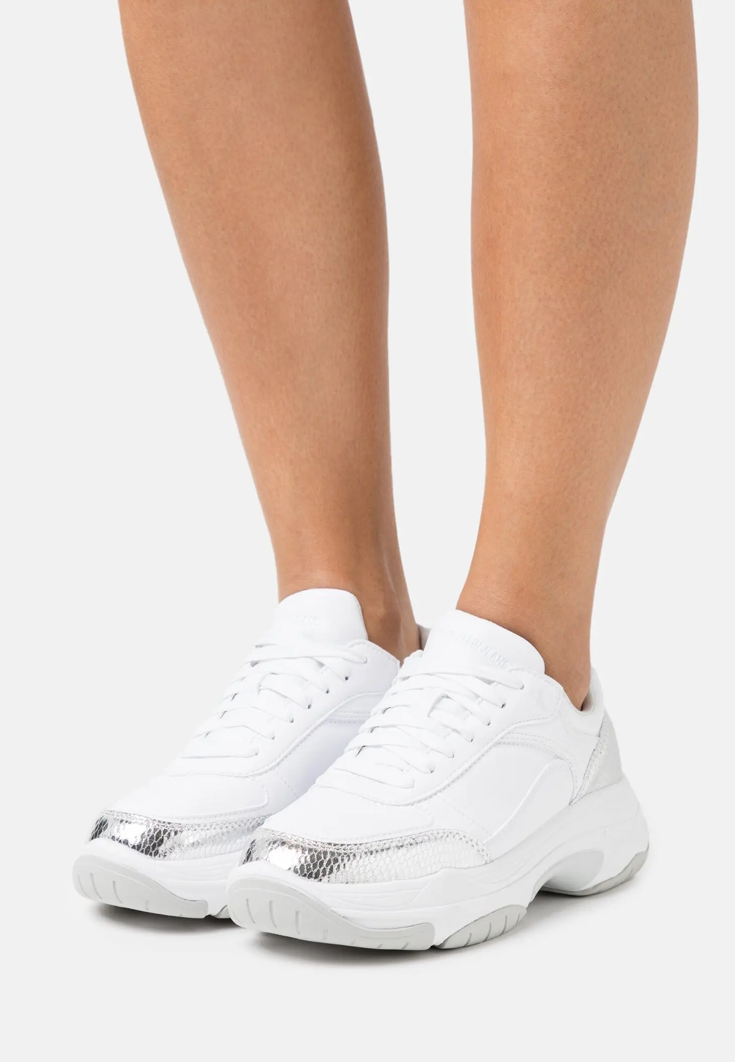 Кроссовки женские