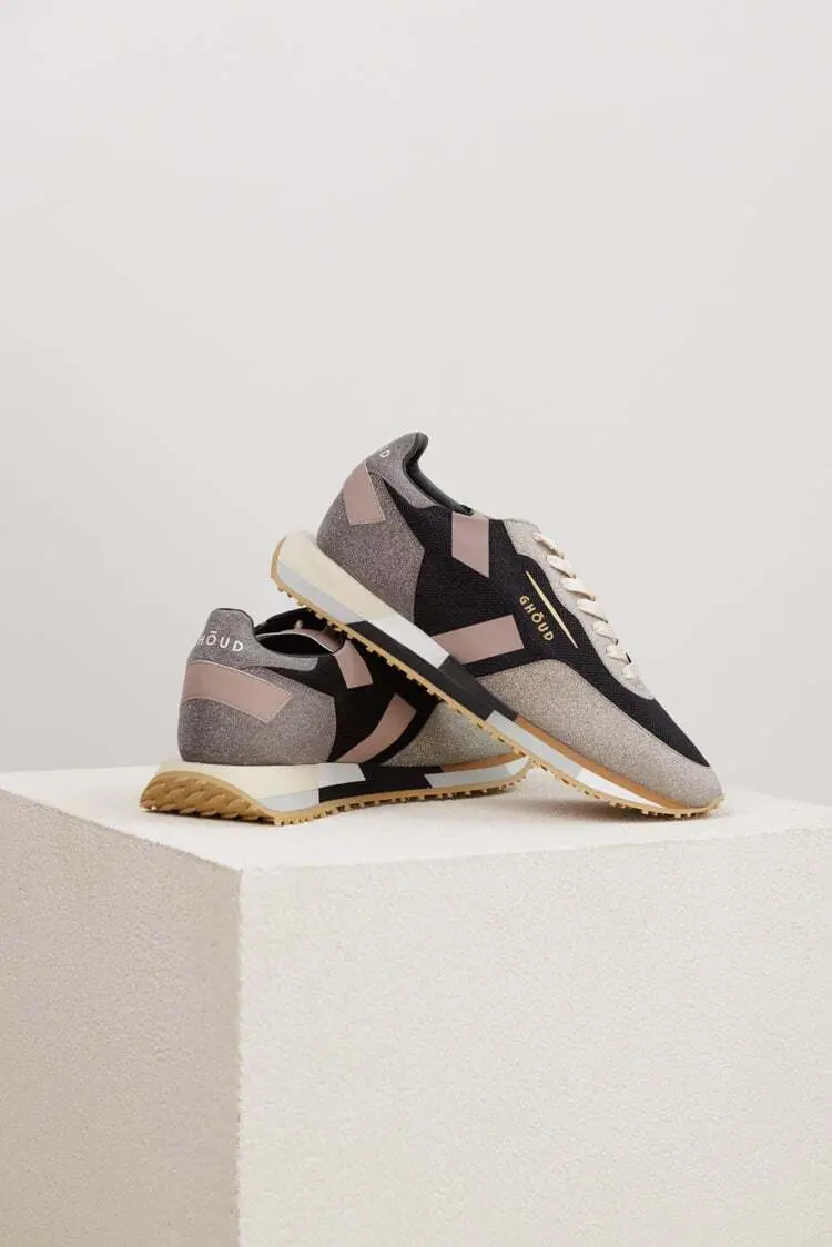 Кроссовки женские