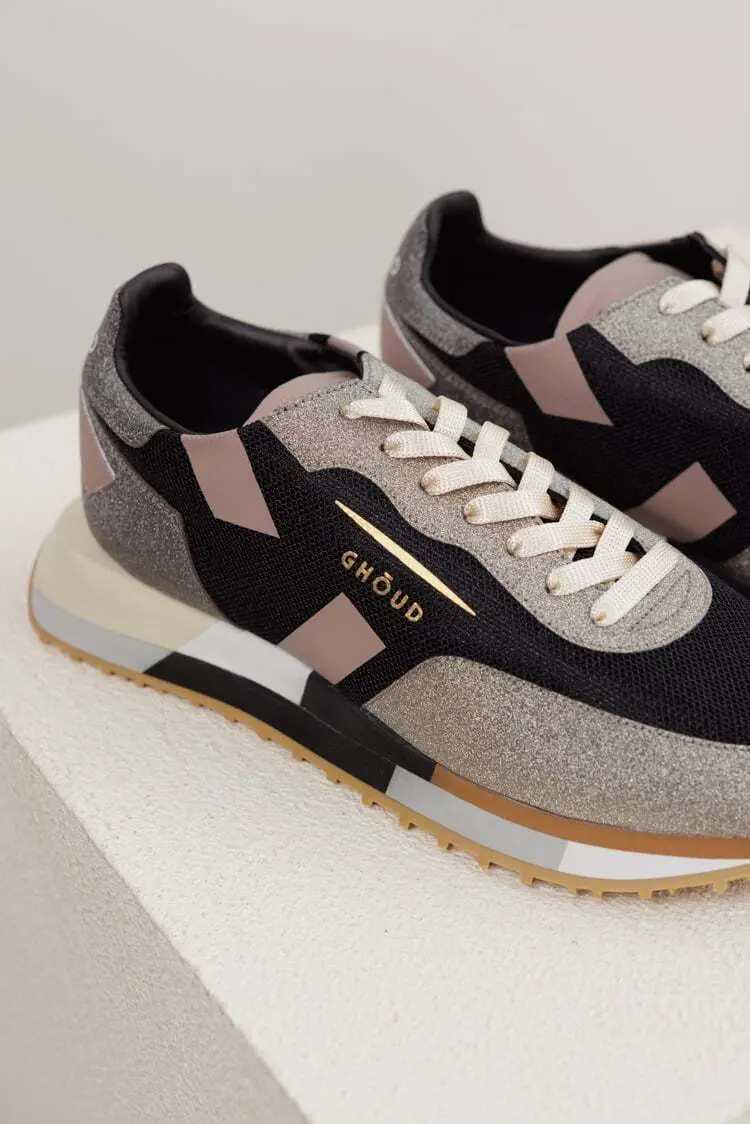 Кроссовки женские