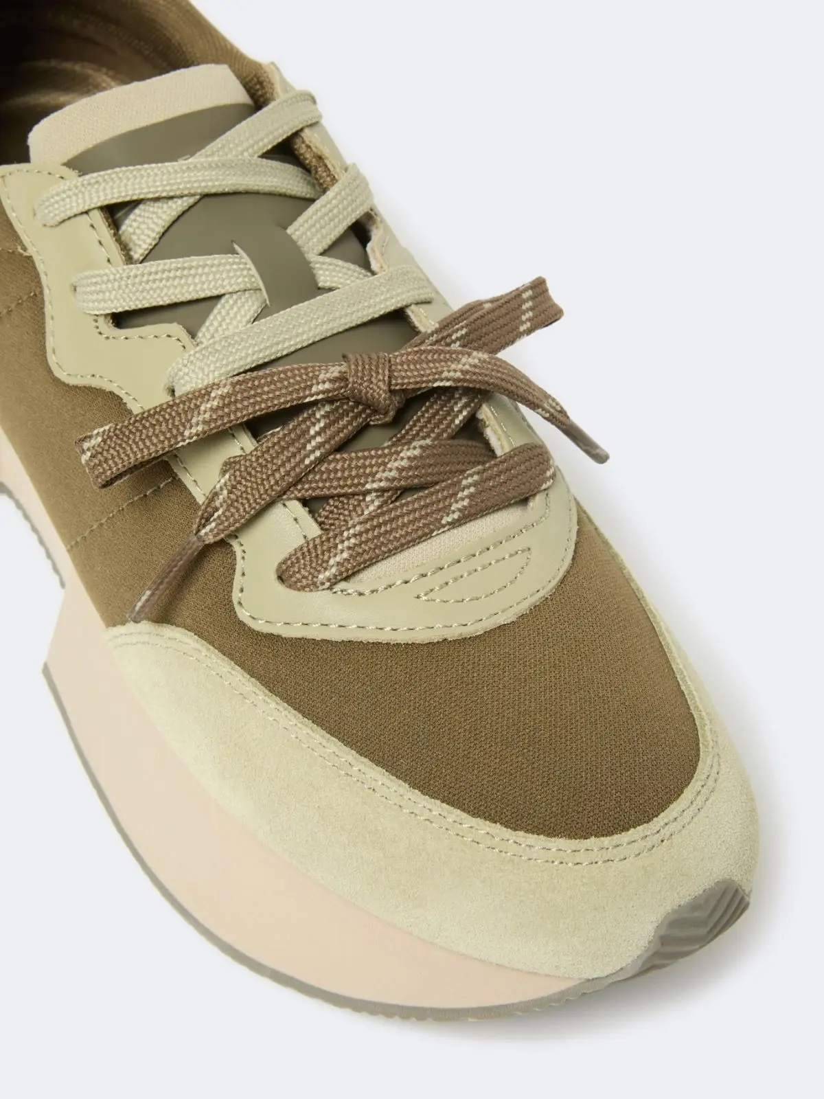 Кроссовки женские