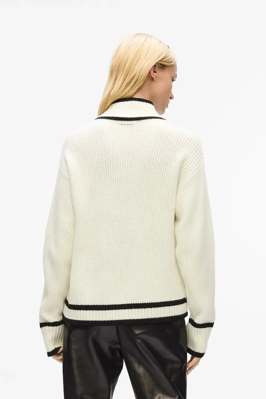 Свитер женский