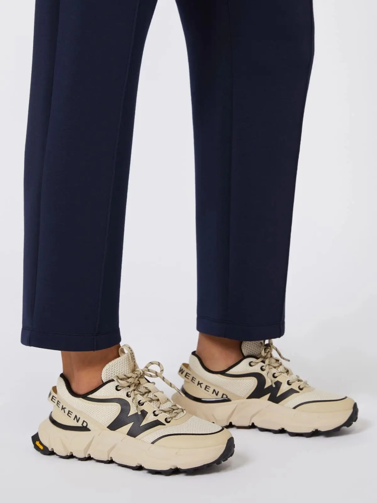 Кроссовки женские