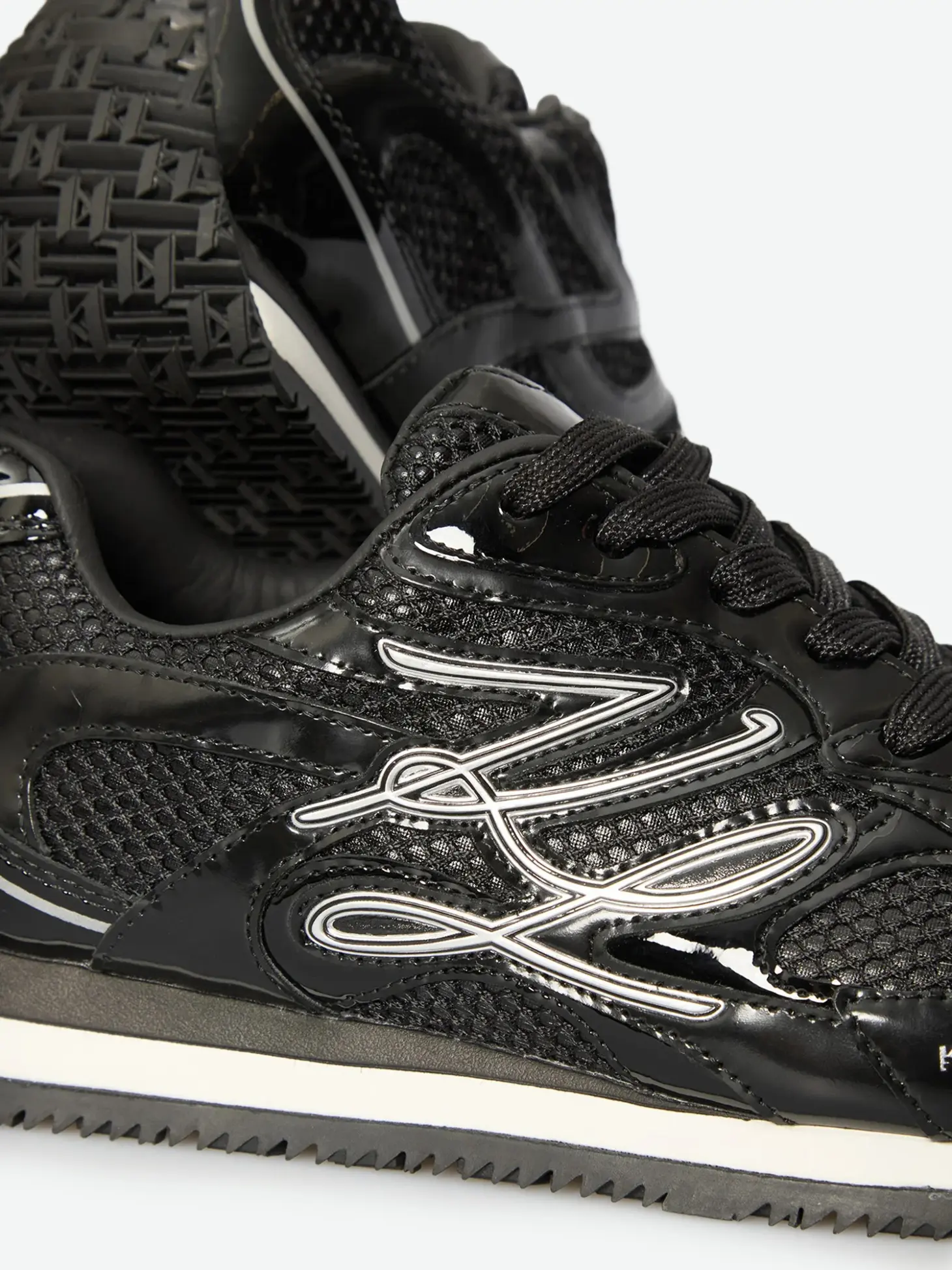 Кроссовки женские